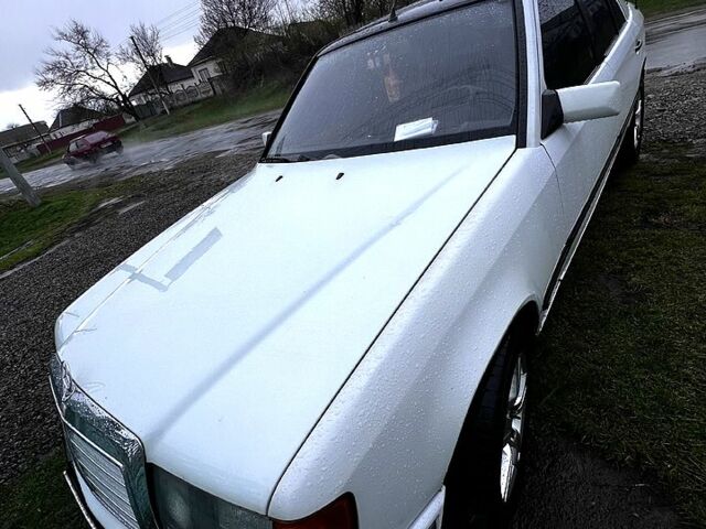 Білий Мерседес Е-Клас, об'ємом двигуна 2 л та пробігом 400 тис. км за 3000 $, фото 1 на Automoto.ua