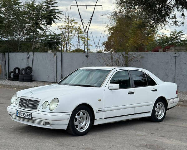 Белый Мерседес Е-Класс, объемом двигателя 2 л и пробегом 300 тыс. км за 2500 $, фото 1 на Automoto.ua