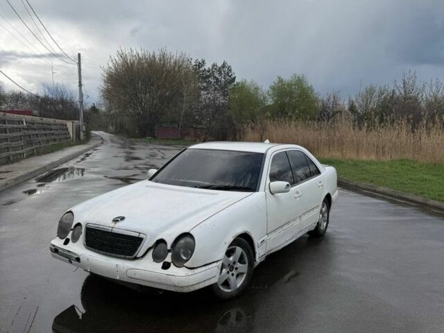 Білий Мерседес Е-Клас, об'ємом двигуна 2.3 л та пробігом 300 тис. км за 1498 $, фото 1 на Automoto.ua