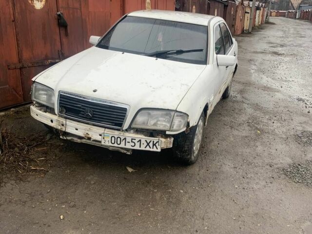 Белый Мерседес Е-Класс, объемом двигателя 2.8 л и пробегом 285 тыс. км за 1100 $, фото 1 на Automoto.ua