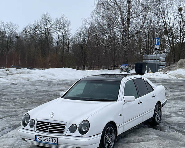 Белый Мерседес Е-Класс, объемом двигателя 2.8 л и пробегом 400 тыс. км за 2999 $, фото 1 на Automoto.ua