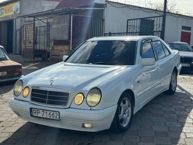 Мерседес Е-Класс 1998 в Николаеве на Automoto.ua Белый Мерседес Е-Класс, объемом двигателя 2.2 л и пробегом 300 тыс. км за 2199 $, фото 1 на Automoto.ua