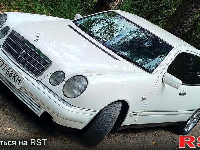 Белый Мерседес Е-Класс, объемом двигателя 3 л и пробегом 357 тыс. км за 2900 $, фото 1 на Automoto.ua