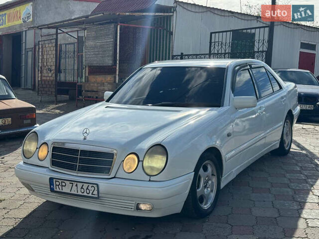Білий Мерседес Е-Клас, об'ємом двигуна 2.2 л та пробігом 300 тис. км за 2199 $, фото 1 на Automoto.ua