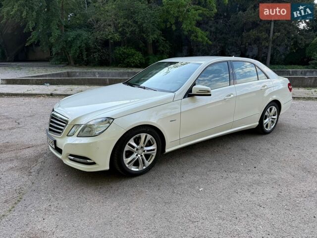 Білий Мерседес Е-Клас, об'ємом двигуна 2.2 л та пробігом 180 тис. км за 13500 $, фото 1 на Automoto.ua