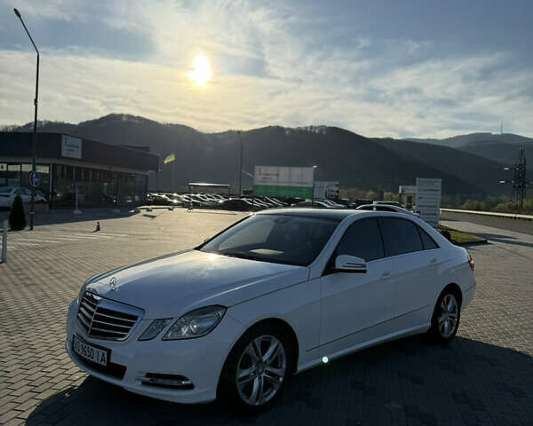 Белый Мерседес Е-Класс, объемом двигателя 2.1 л и пробегом 180 тыс. км за 15200 $, фото 1 на Automoto.ua