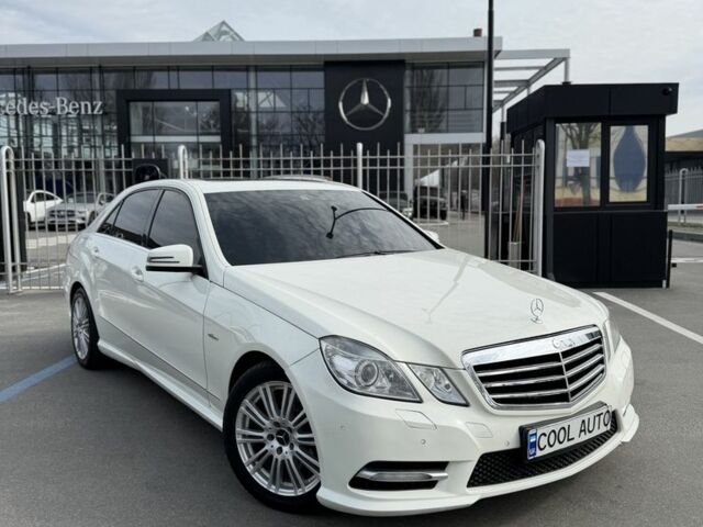 Белый Мерседес Е-Класс, объемом двигателя 2.2 л и пробегом 300 тыс. км за 260 $, фото 1 на Automoto.ua