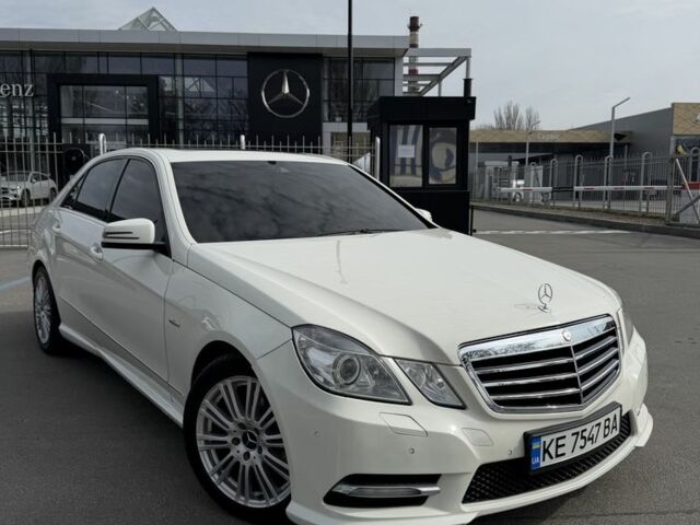 Белый Мерседес Е-Класс, объемом двигателя 2.1 л и пробегом 300 тыс. км за 11999 $, фото 1 на Automoto.ua