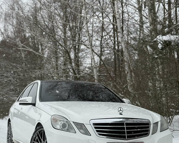 Белый Мерседес Е-Класс, объемом двигателя 2.2 л и пробегом 235 тыс. км за 13000 $, фото 1 на Automoto.ua