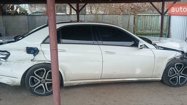 Белый Мерседес Е-Класс, объемом двигателя 2.2 л и пробегом 200 тыс. км за 9000 $, фото 1 на Automoto.ua