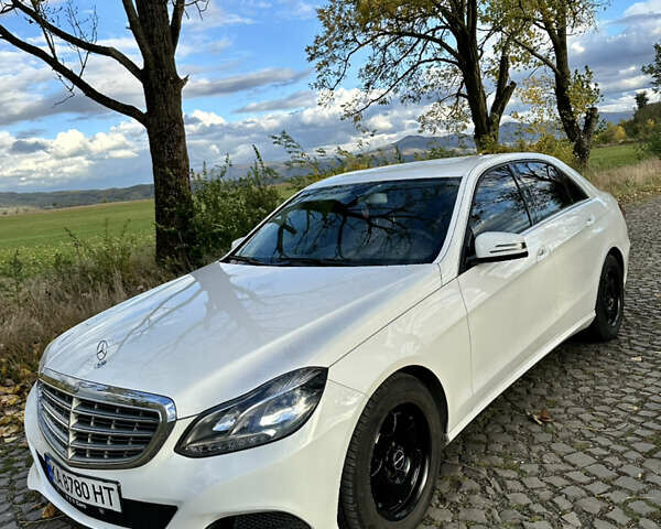Белый Мерседес Е-Класс, объемом двигателя 2.1 л и пробегом 200 тыс. км за 17000 $, фото 1 на Automoto.ua
