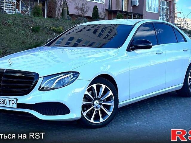 Белый Мерседес Е-Класс, объемом двигателя 2 л и пробегом 233 тыс. км за 26000 $, фото 1 на Automoto.ua