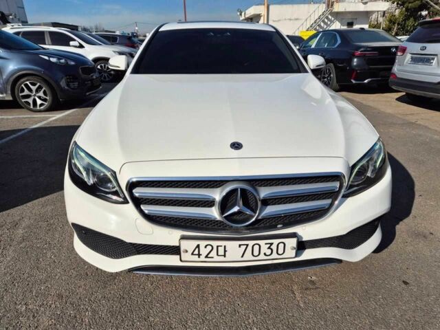 Белый Мерседес Е-Класс, объемом двигателя 2 л и пробегом 117 тыс. км за 18000 $, фото 1 на Automoto.ua