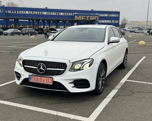 Белый Мерседес Е-Класс, объемом двигателя 2 л и пробегом 89 тыс. км за 33499 $, фото 1 на Automoto.ua