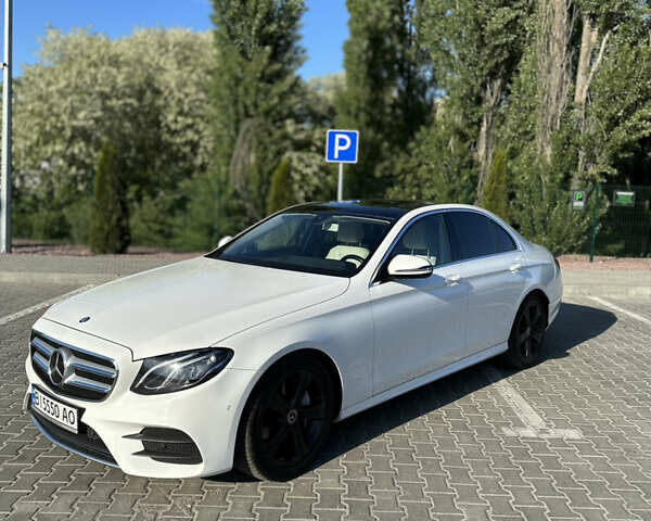 Белый Мерседес Е-Класс, объемом двигателя 1.95 л и пробегом 175 тыс. км за 30000 $, фото 1 на Automoto.ua