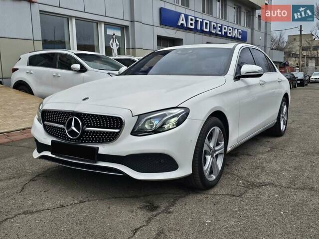 Белый Мерседес Е-Класс, объемом двигателя 2.2 л и пробегом 207 тыс. км за 25000 $, фото 1 на Automoto.ua