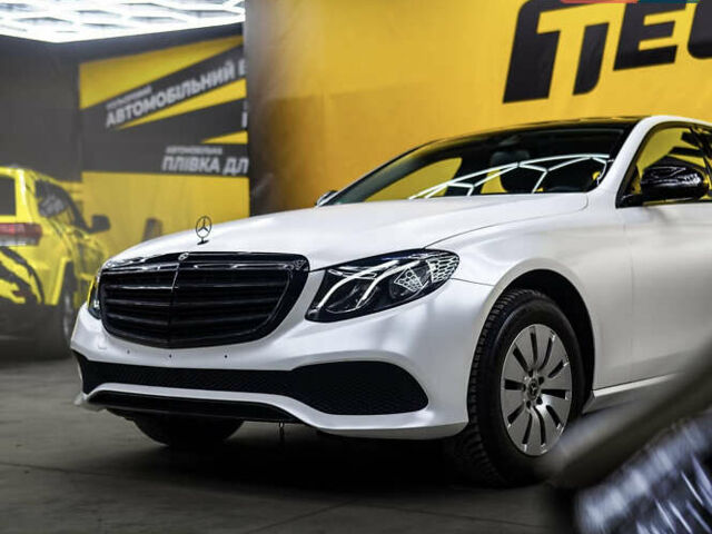Білий Мерседес Е-Клас, об'ємом двигуна 2 л та пробігом 164 тис. км за 17200 $, фото 1 на Automoto.ua