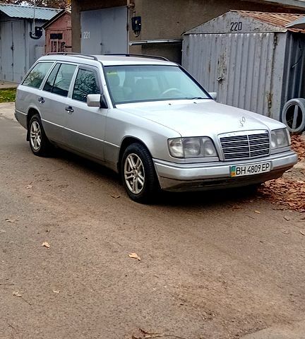 Белый Мерседес Е-Класс, объемом двигателя 2.2 л и пробегом 511 тыс. км за 3750 $, фото 1 на Automoto.ua