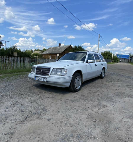 Білий Мерседес Е-Клас, об'ємом двигуна 2.5 л та пробігом 500 тис. км за 2200 $, фото 1 на Automoto.ua