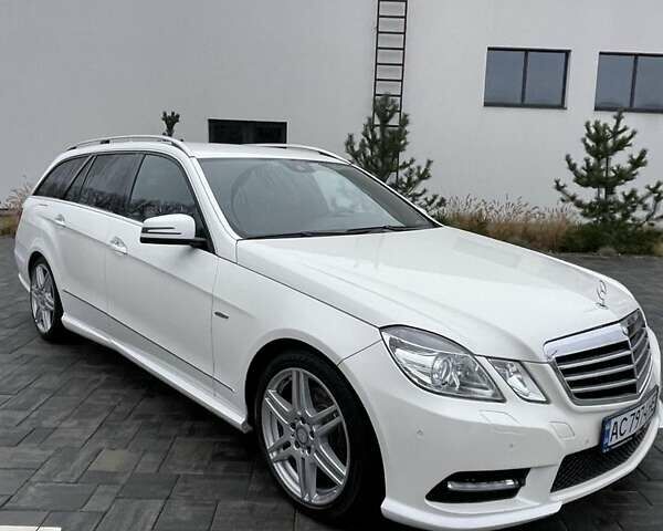 Белый Мерседес Е-Класс, объемом двигателя 3 л и пробегом 289 тыс. км за 12483 $, фото 1 на Automoto.ua