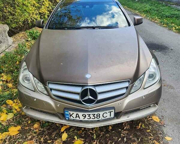 Бежевий Мерседес Е-Клас, об'ємом двигуна 1.8 л та пробігом 200 тис. км за 13000 $, фото 1 на Automoto.ua