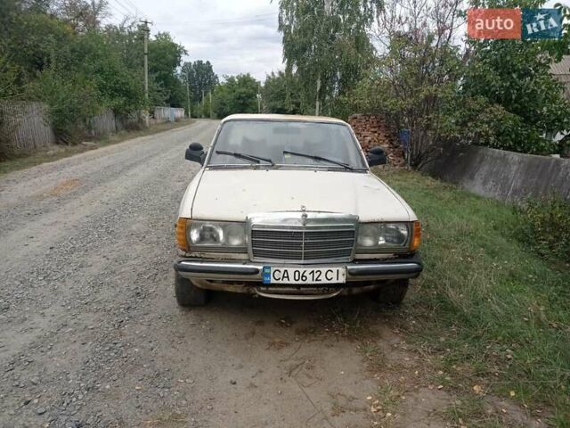 Бежевый Мерседес Е-Класс, объемом двигателя 2 л и пробегом 999 тыс. км за 700 $, фото 1 на Automoto.ua