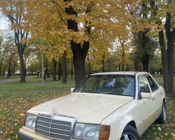 Бежевый Мерседес Е-Класс, объемом двигателя 2.5 л и пробегом 306 тыс. км за 2300 $, фото 1 на Automoto.ua