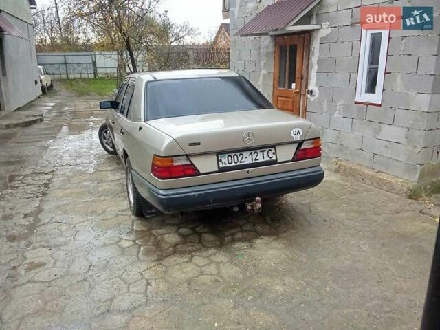 Бежевий Мерседес Е-Клас, об'ємом двигуна 2 л та пробігом 380 тис. км за 1550 $, фото 1 на Automoto.ua