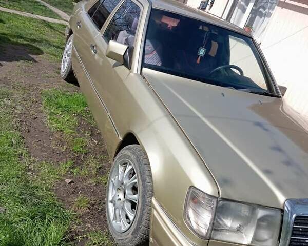 Бежевый Мерседес Е-Класс, объемом двигателя 2 л и пробегом 498 тыс. км за 2800 $, фото 1 на Automoto.ua