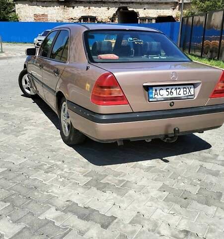 Бежевый Мерседес Е-Класс, объемом двигателя 2.2 л и пробегом 370 тыс. км за 2000 $, фото 1 на Automoto.ua