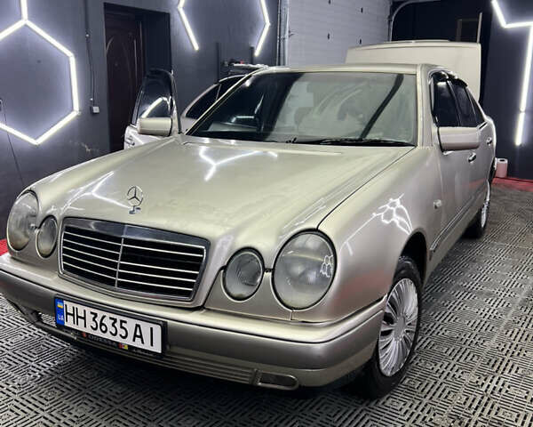 Бежевий Мерседес Е-Клас, об'ємом двигуна 2.3 л та пробігом 280 тис. км за 3300 $, фото 1 на Automoto.ua