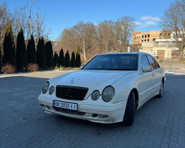 Бежевый Мерседес Е-Класс, объемом двигателя 2.15 л и пробегом 40 тыс. км за 3500 $, фото 1 на Automoto.ua