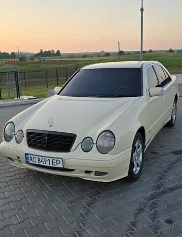 Бежевий Мерседес Е-Клас, об'ємом двигуна 2.2 л та пробігом 350 тис. км за 4000 $, фото 1 на Automoto.ua