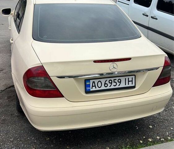 Бежевий Мерседес Е-Клас, об'ємом двигуна 1.8 л та пробігом 500 тис. км за 4700 $, фото 1 на Automoto.ua