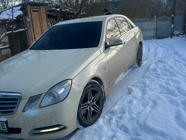 Бежевий Мерседес Е-Клас, об'ємом двигуна 2.1 л та пробігом 242 тис. км за 11000 $, фото 1 на Automoto.ua