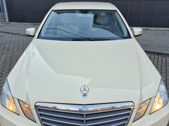 Бежевый Мерседес Е-Класс, объемом двигателя 2.2 л и пробегом 345 тыс. км за 6666 $, фото 1 на Automoto.ua