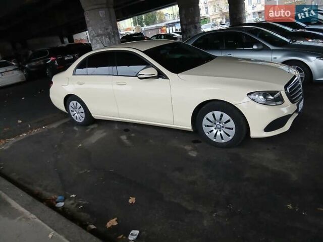 Бежевый Мерседес Е-Класс, объемом двигателя 2 л и пробегом 420 тыс. км за 17900 $, фото 1 на Automoto.ua