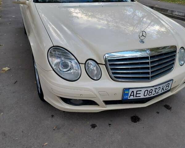 Бежевый Мерседес Е-Класс, объемом двигателя 2.2 л и пробегом 300 тыс. км за 4500 $, фото 1 на Automoto.ua