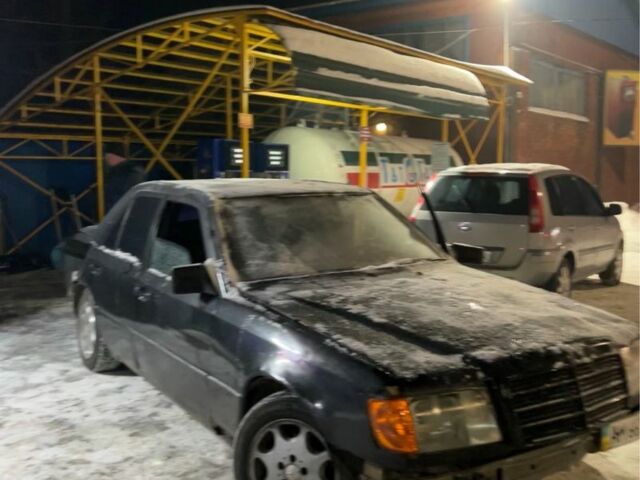 Черный Мерседес Е-Класс, объемом двигателя 2.3 л и пробегом 300 тыс. км за 1200 $, фото 1 на Automoto.ua