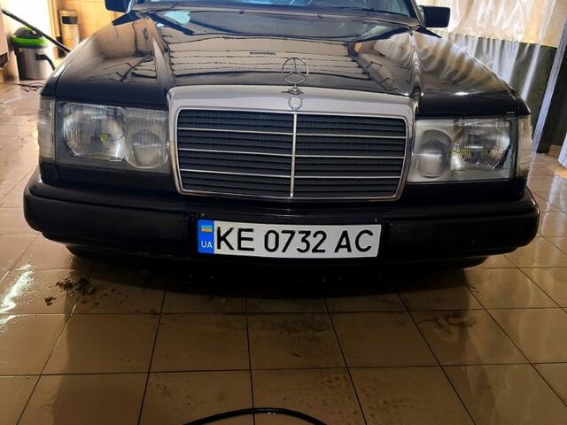 Черный Мерседес Е-Класс, объемом двигателя 2 л и пробегом 400 тыс. км за 2830 $, фото 1 на Automoto.ua