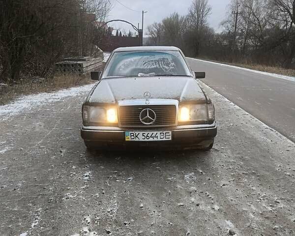 Чорний Мерседес Е-Клас, об'ємом двигуна 2 л та пробігом 333 тис. км за 950 $, фото 1 на Automoto.ua