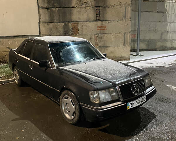 Черный Мерседес Е-Класс, объемом двигателя 2 л и пробегом 124 тыс. км за 950 $, фото 1 на Automoto.ua