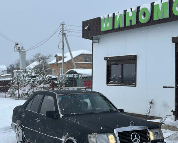 Черный Мерседес Е-Класс, объемом двигателя 2 л и пробегом 586 тыс. км за 1100 $, фото 1 на Automoto.ua