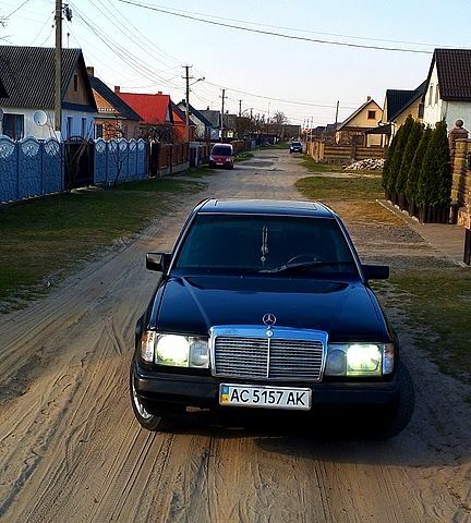 Черный Мерседес Е-Класс, объемом двигателя 3 л и пробегом 370 тыс. км за 2150 $, фото 1 на Automoto.ua