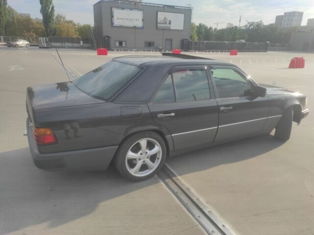 Чорний Мерседес Е-Клас, об'ємом двигуна 3 л та пробігом 312 тис. км за 4700 $, фото 1 на Automoto.ua