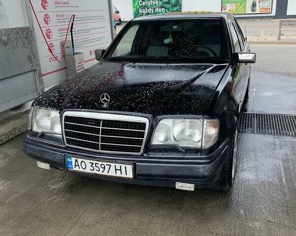 Чорний Мерседес Е-Клас, об'ємом двигуна 2 л та пробігом 350 тис. км за 2750 $, фото 1 на Automoto.ua