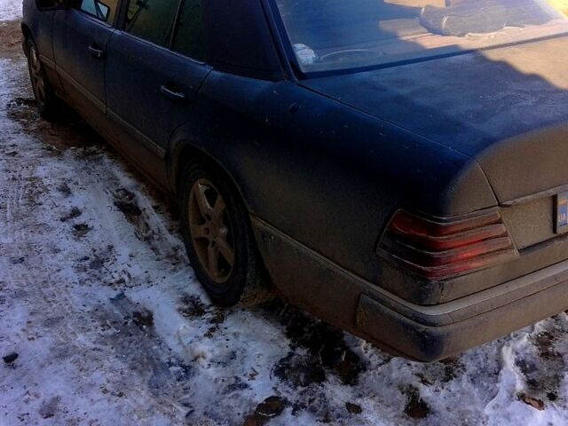 Черный Мерседес Е-Класс, объемом двигателя 2.5 л и пробегом 558 тыс. км за 2200 $, фото 1 на Automoto.ua