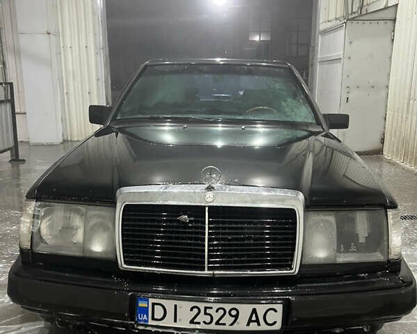 Черный Мерседес Е-Класс, объемом двигателя 2 л и пробегом 350 тыс. км за 2000 $, фото 1 на Automoto.ua