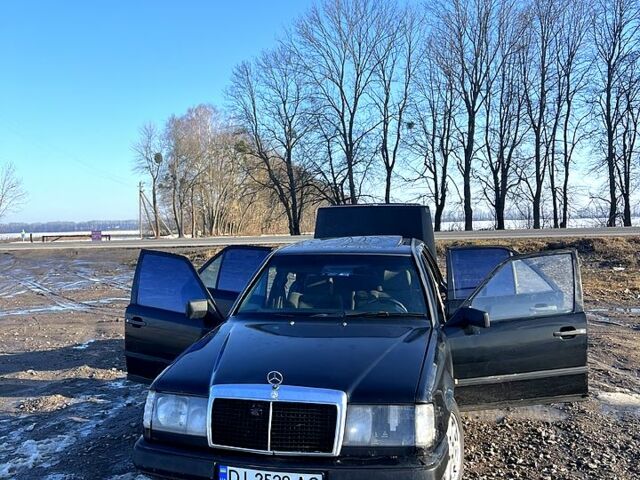 Черный Мерседес Е-Класс, объемом двигателя 2 л и пробегом 300 тыс. км за 1550 $, фото 1 на Automoto.ua