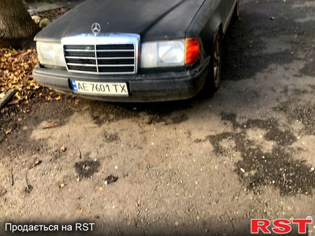 Черный Мерседес Е-Класс, объемом двигателя 2.5 л и пробегом 400 тыс. км за 1500 $, фото 1 на Automoto.ua